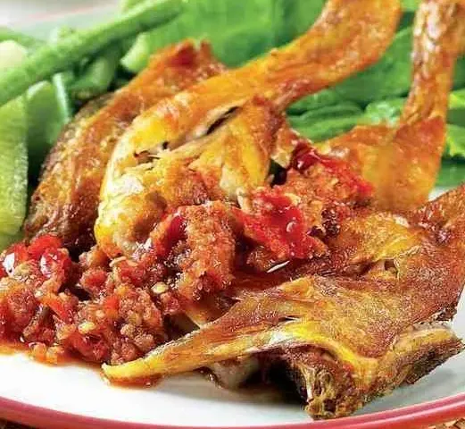 Ayam kampung goreng disiram sambal tomat, ditemani kacang panjang