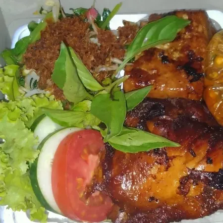 Paket nasi box ayam bacem dengan lalapan, tomat dan sambal