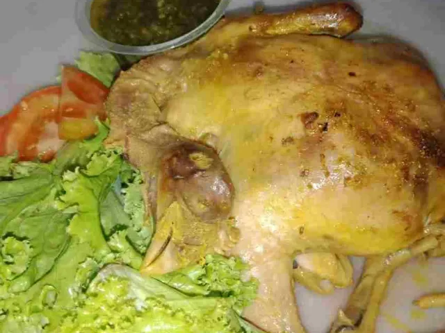 Ingkung ayam kampung utuh diungkep, disajikan di atas selada segar