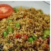 Nasi goreng pete dengan potongan tomat di pinggir piring