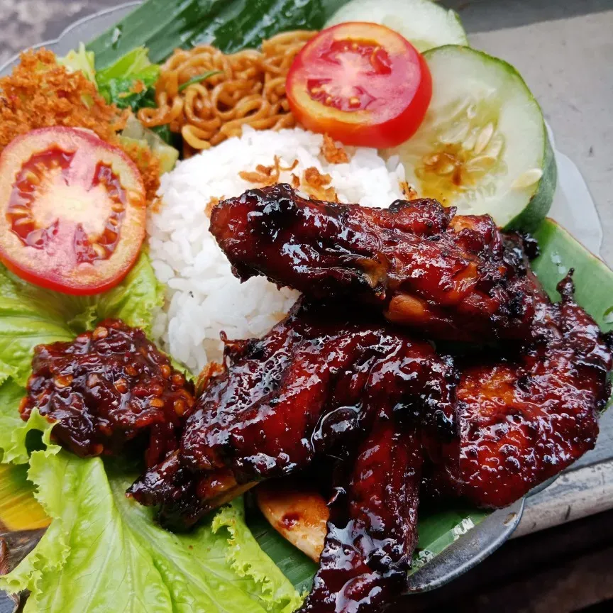 Foto Sego Sayap Bakar Komplit