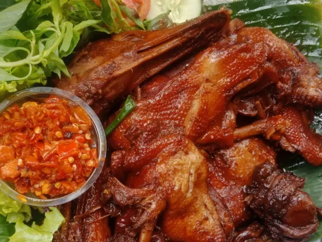 Satu ekor bebek bacem dengan semangkuk kecil sambal tawur