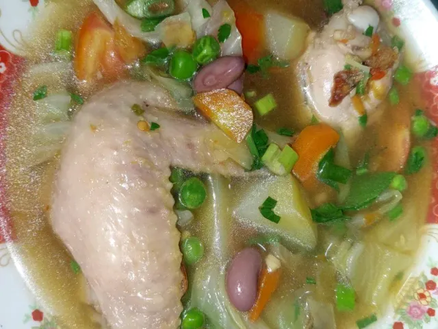 Sup sayap ayam berkuah bening dengan wortel, buncis dan kentang